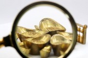 如何分析黄金ETF价格与金价的关系？这种关系对投资决策有何作用？