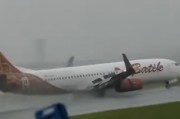 惊险一幕！印尼巴迪航空一架波音737客机着陆时因天气恶劣险些坠毁