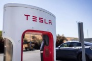 特斯拉股价因美国信用评级下调致市场周初低开而下跌