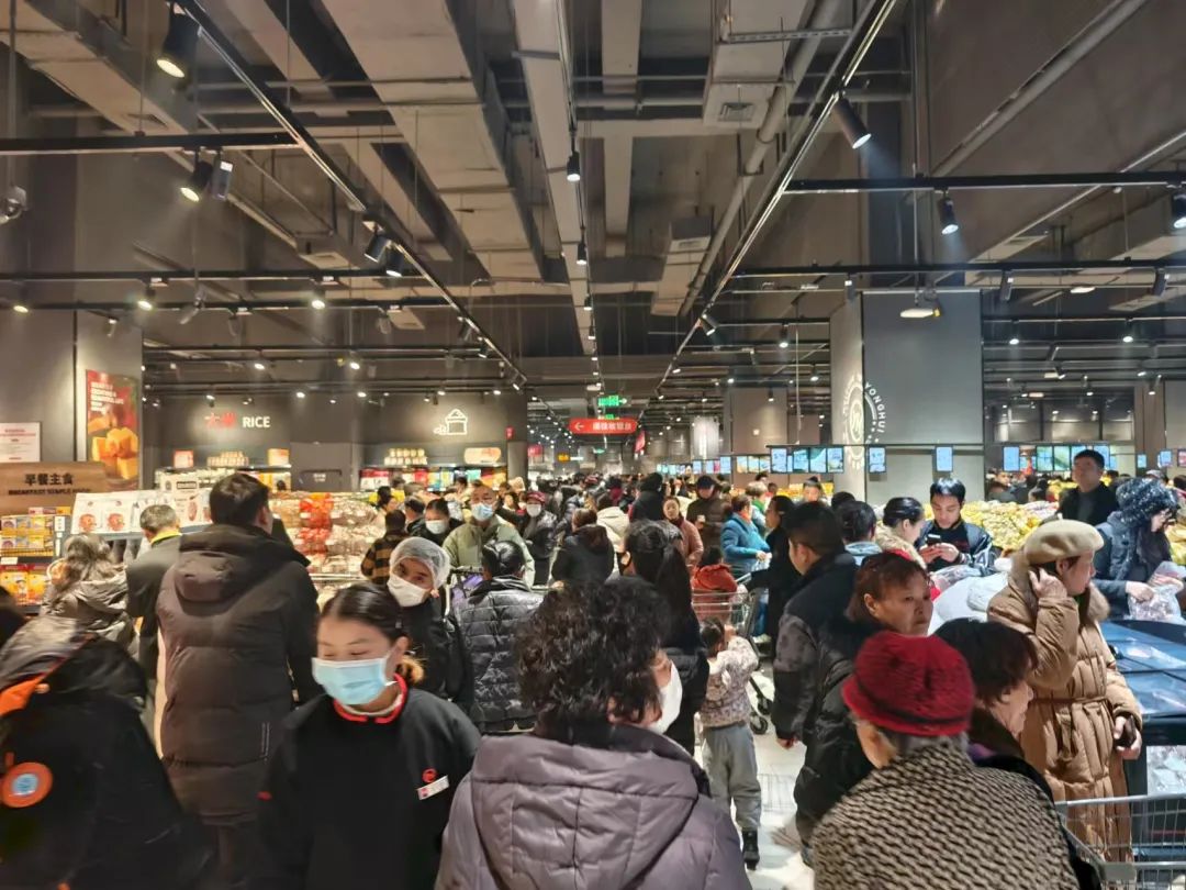 600多米超长排队人潮!记者实探,永辉超市“学习胖东来”四川第二家调改店