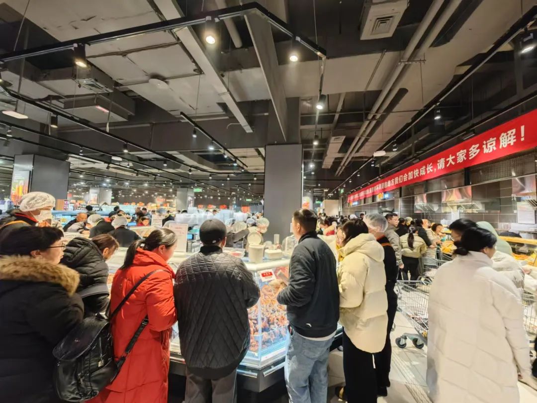 600多米超长排队人潮!记者实探,永辉超市“学习胖东来”四川第二家调改店