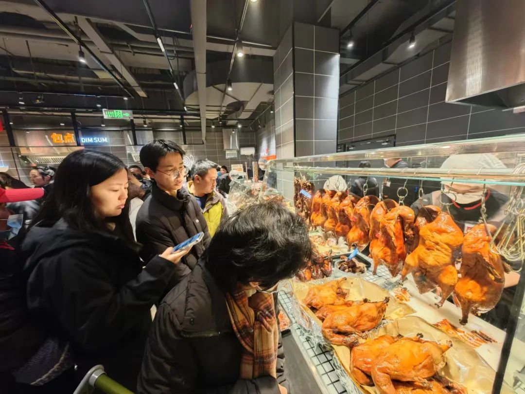 600多米超长排队人潮!记者实探,永辉超市“学习胖东来”四川第二家调改店