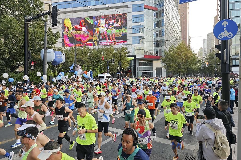 一个名额炒到两千多元 部分马拉松赛事为何“越跑越贵”?