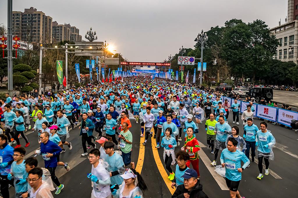 一个名额炒到两千多元 部分马拉松赛事为何“越跑越贵”?