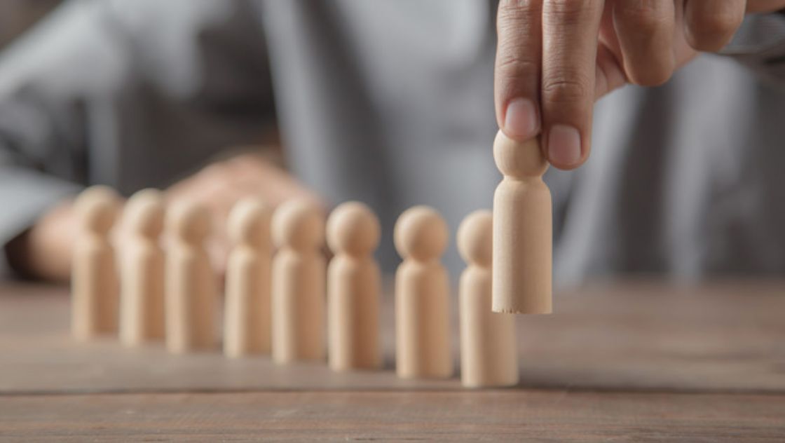 前方正证券联席所长郑震湘重回国盛证券,降佣背景下券商研究所还能“烧”多久?