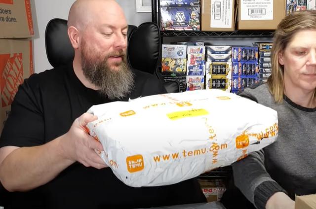 特朗普修改政令,暂停对来自中国的小包裹征税