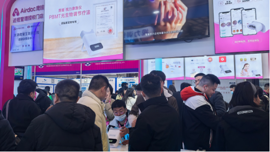 鹰瞳LED视力康复仪亮相上海眼镜展:AI+PBM技术引领近视防控新未来