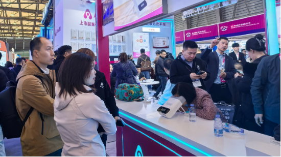 鹰瞳LED视力康复仪亮相上海眼镜展:AI+PBM技术引领近视防控新未来