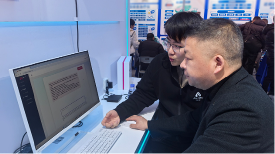 鹰瞳LED视力康复仪亮相上海眼镜展:AI+PBM技术引领近视防控新未来