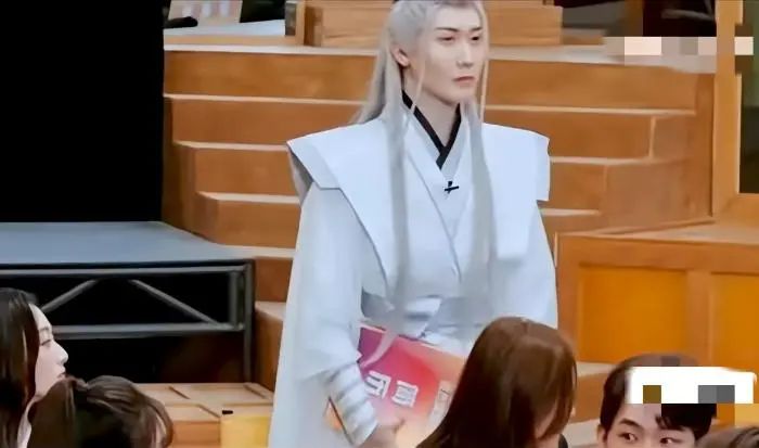 究竟是演员请就位,还是底线在后退?