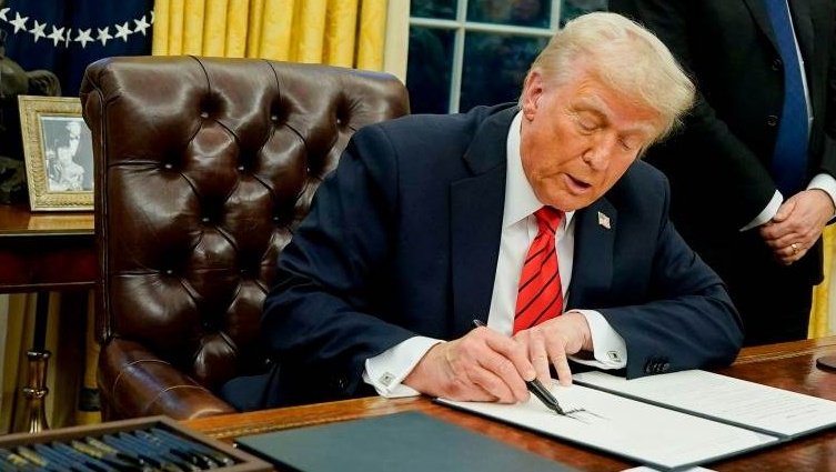 美媒:特朗普计划签署行政命令,将首次确定英语为美国官方语言