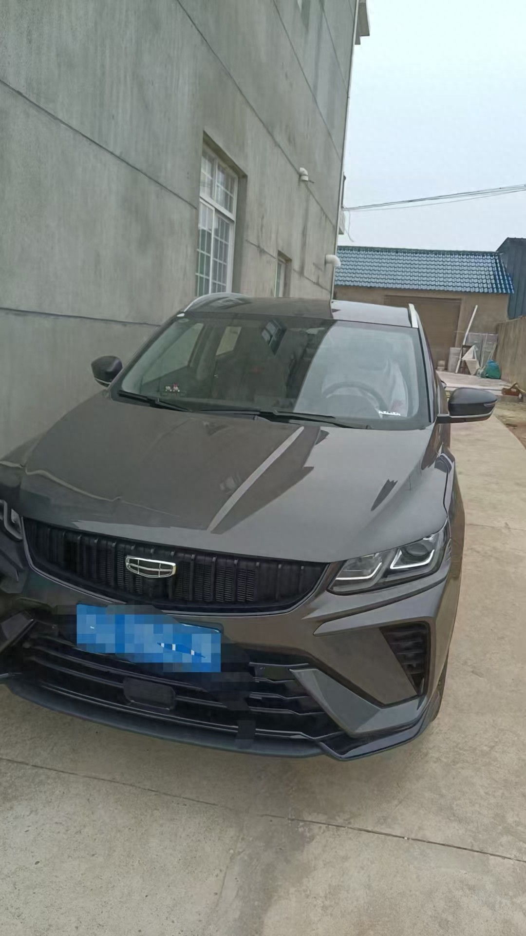 “购车合同约定装潢赠送,为啥暗中‘增购’我5000元装潢费?”吉利车主质疑4S店隐性捆绑销售