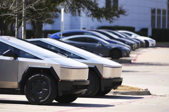 随着特斯拉股价暴跌,马斯克或许终于受到了现实的冲击