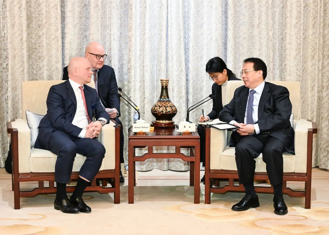 中国发展高层论坛2025年年会召开之际,龚正在京会见这些跨国公司高管