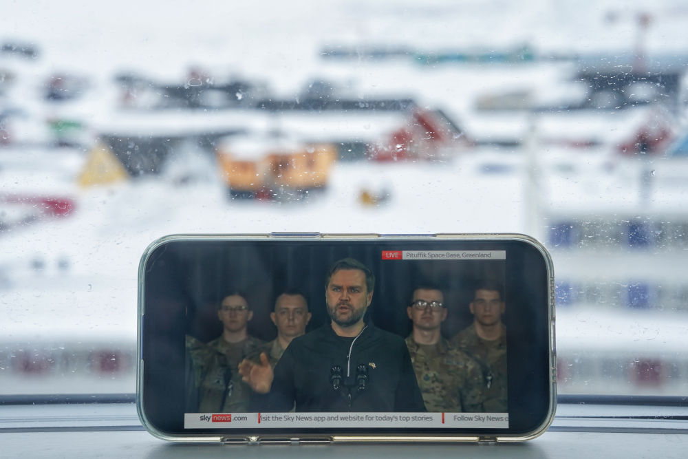 不装了！万斯登格陵兰岛鼓吹“脱丹入美”