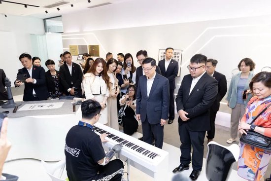 香港特区行政长官李家超率团访问浙江，莅临强脑科技考察调研