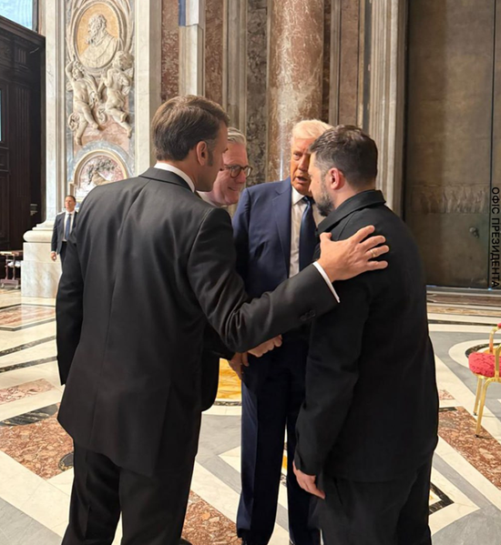 现场画面公开:泽连斯基与特朗普面对面坐在椅子上