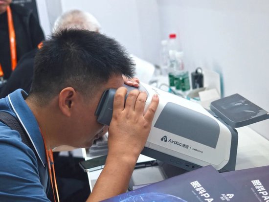 拍张眼底照片就能预测糖尿病、老年痴呆风险！鹰瞳科技神器将亮相美好生活博览会