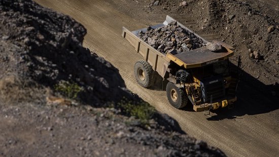 政府支持的MP Materials股价飙升，因稀土氧化物产量创纪录且亏损收窄