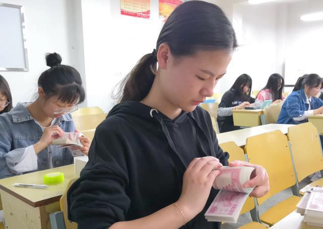 高三毕业后女生做什么工作(高三毕业后选择什么专业最好) 高三毕业后女生做什么工作(高三毕业后选择什么专业最好)