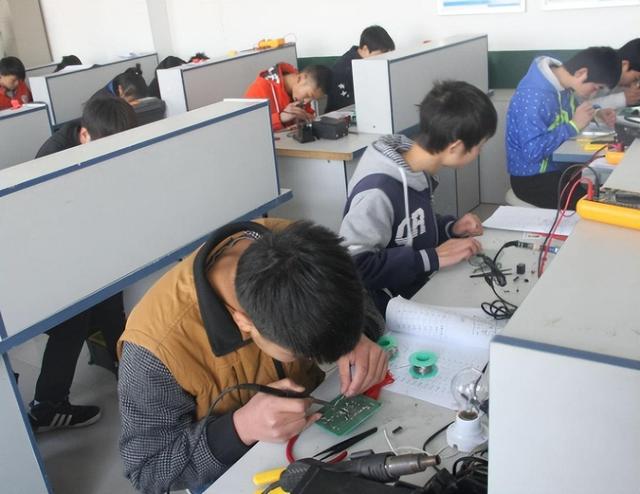 高职毕业后做什么工作赚钱(高职毕业生有没有出路,有什么样的出路)