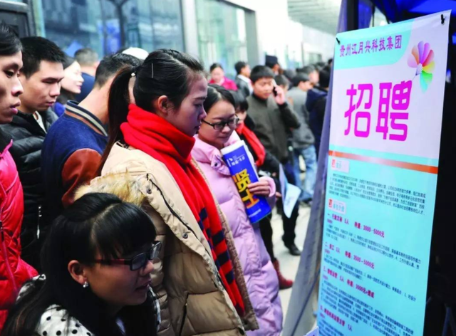 刚大学毕业去找工作好找吗(2024年必火的创业项目加盟)