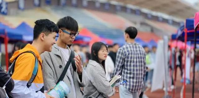 00后大学毕业在做什么工作(00后大学学什么专业)