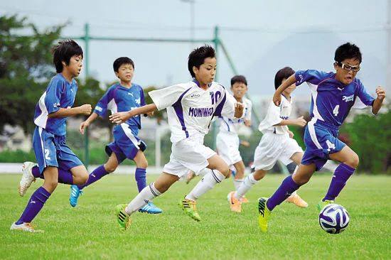 大学毕业后还在踢足球吗(大学毕业后打篮球)