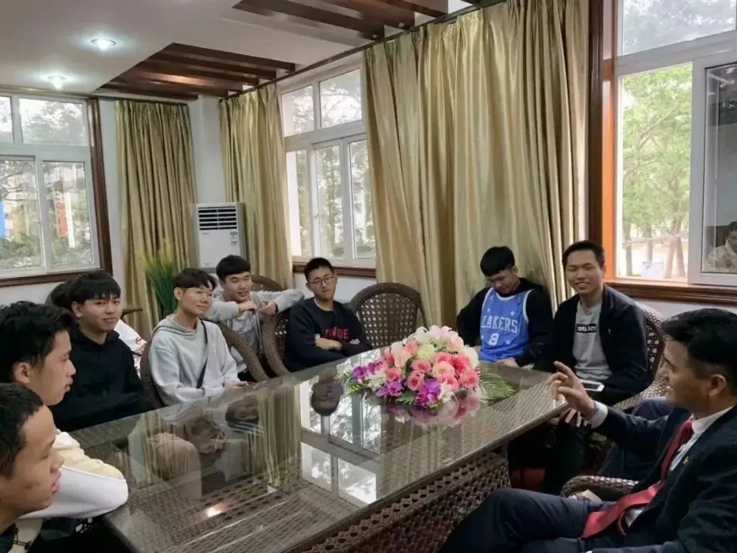 毕业后看望老师应注意什么(毕业后看望老师送什么礼物好) 毕业后看望老师应注意什么(毕业后看望老师送什么礼物好)