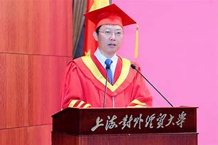 汪先生大学毕业后(王先生是刚毕业不久的大学生)