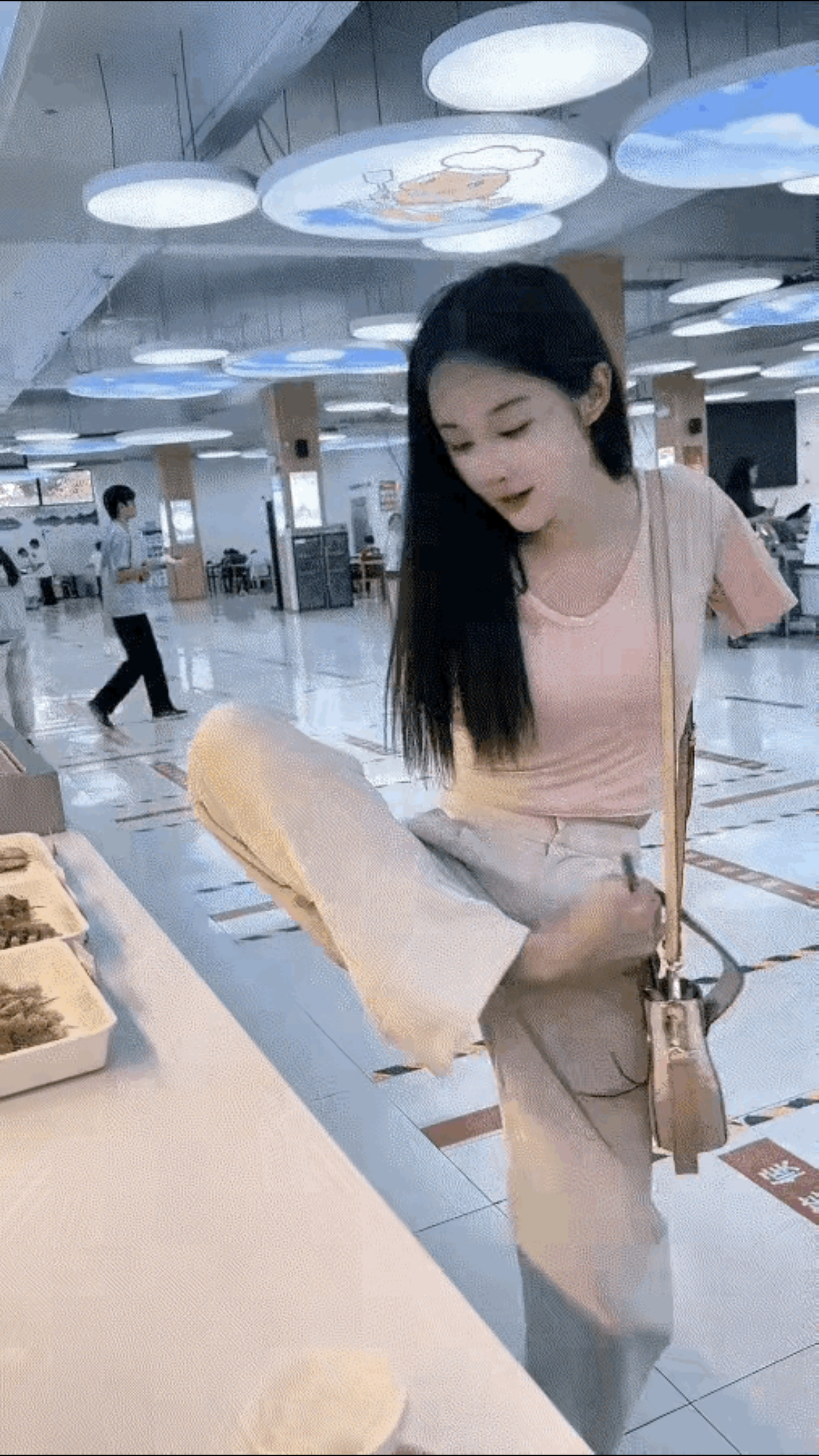 漂亮女生大学毕业后卖猪蹄(女大学生毕业后全职直播卖西瓜) 漂亮女生大学毕业后卖猪蹄(女大学生毕业后全职直播卖西瓜)