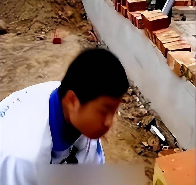 男孩大学毕业后在工地干活(大学毕业去工地现在想走了怎么办)