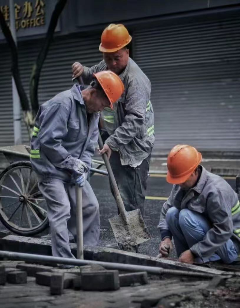 男孩大学毕业后在工地干活(大学毕业去工地现在想走了怎么办)