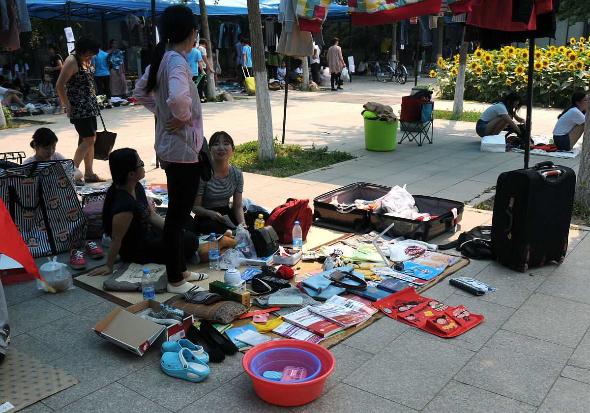 95后大学毕业生摆摊生意(95后大学毕业生摆摊生意好做吗)