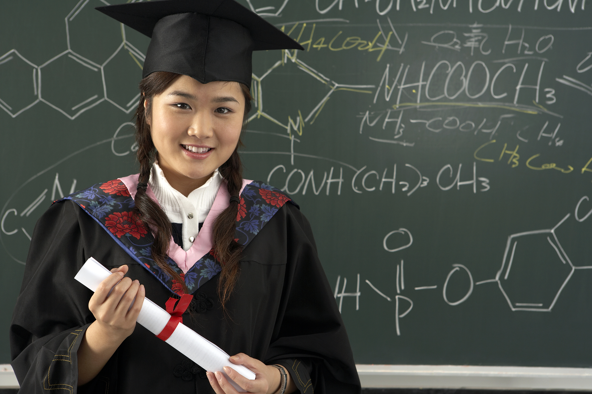 大学毕业后在外打拼(大学毕业回家工作还是在外打拼)