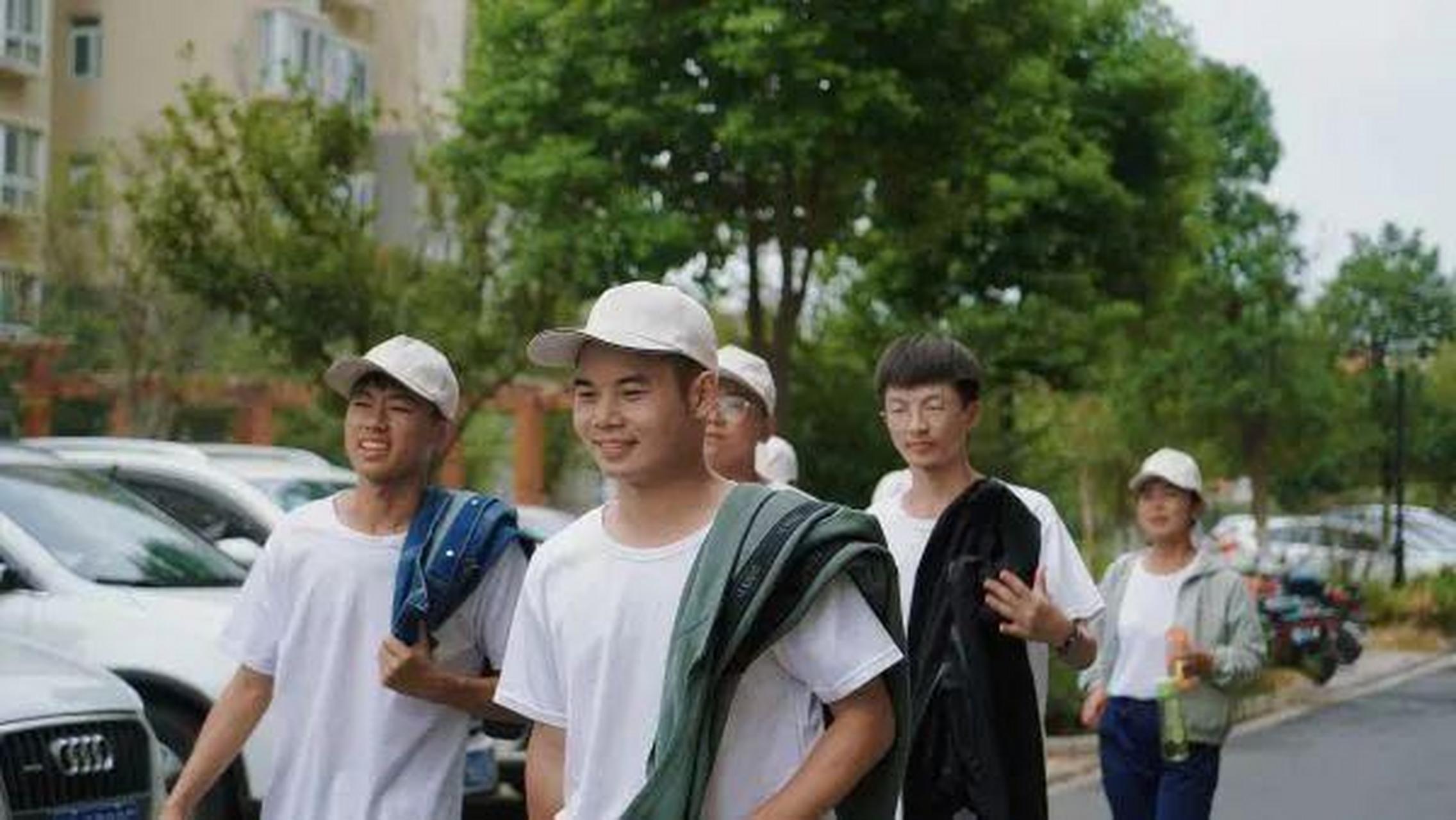 小伙大学毕业后收垃圾(小伙毕业收废品被女友嫌弃) 小伙大学毕业后收垃圾(小伙毕业收废品被女友嫌弃)