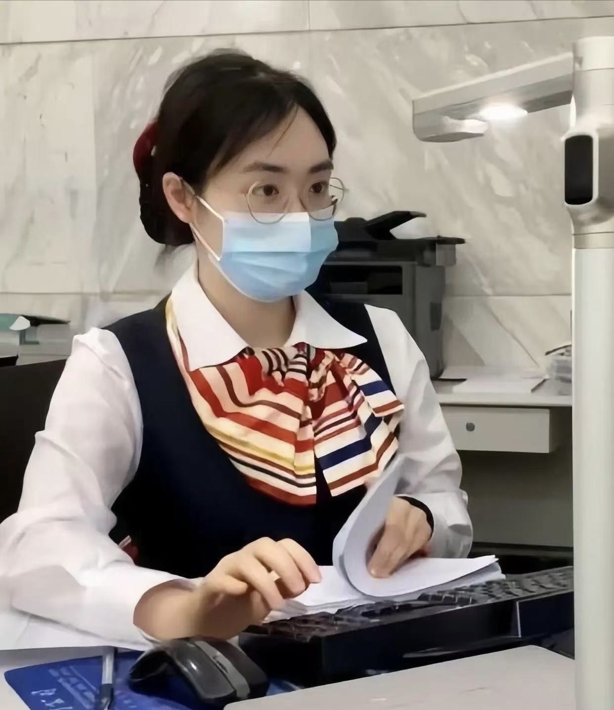 大学毕业后在柜台工作吗(大学生毕业后去银行后悔吗)