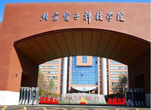 上什么学校毕业后可以做官(什么学校出来能当官)