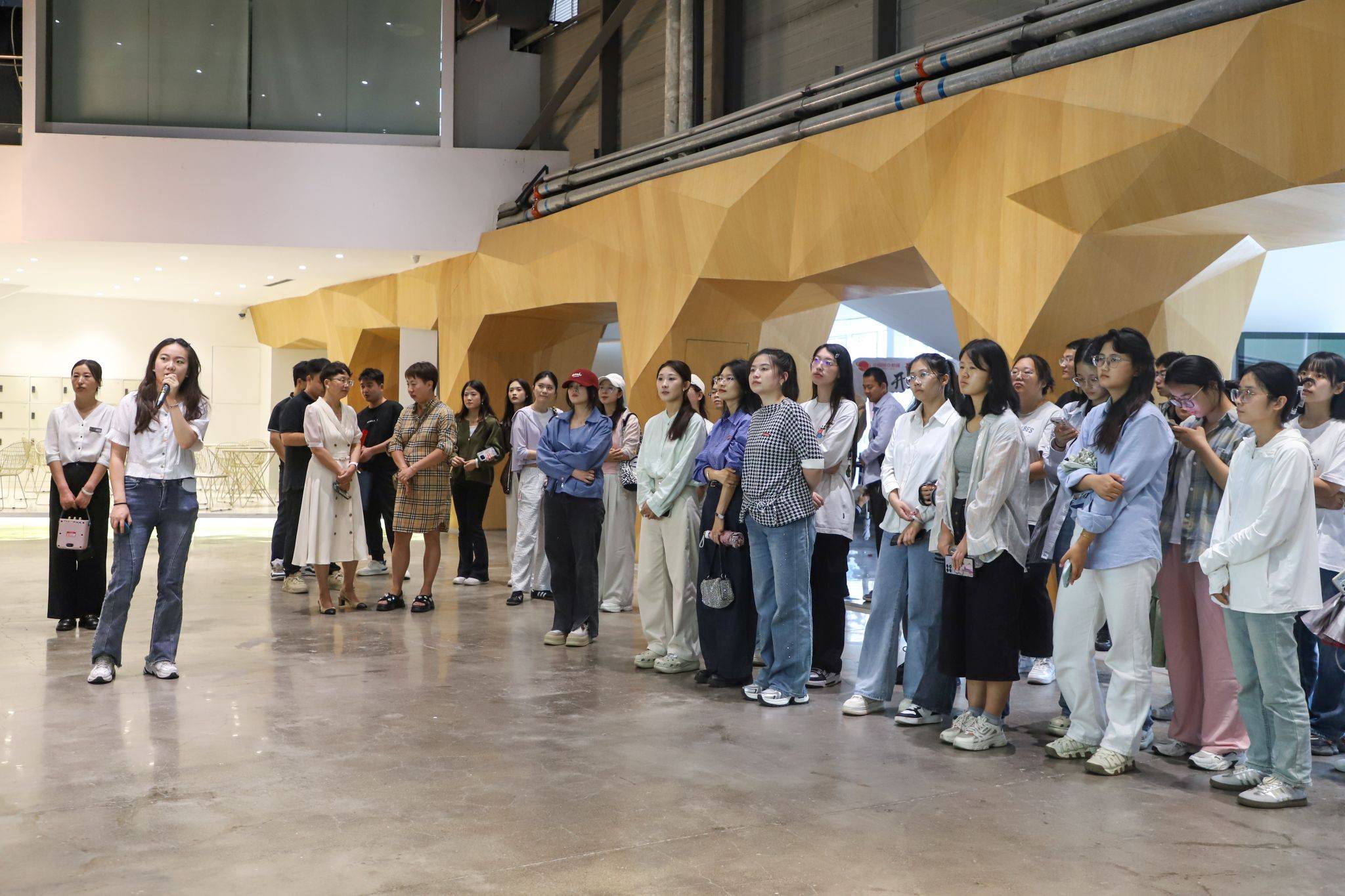 翻译学院毕业后怎么样就业(翻译学院学什么)