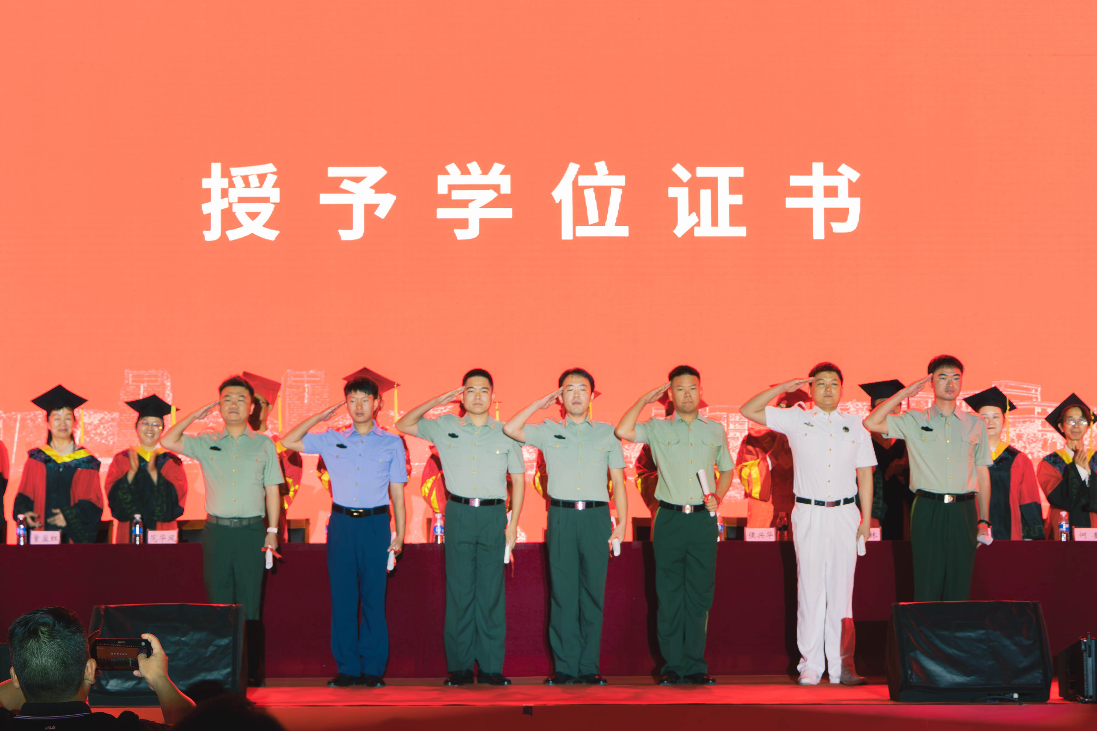 大学毕业典礼后当兵(大学毕业典礼完就走人吗)