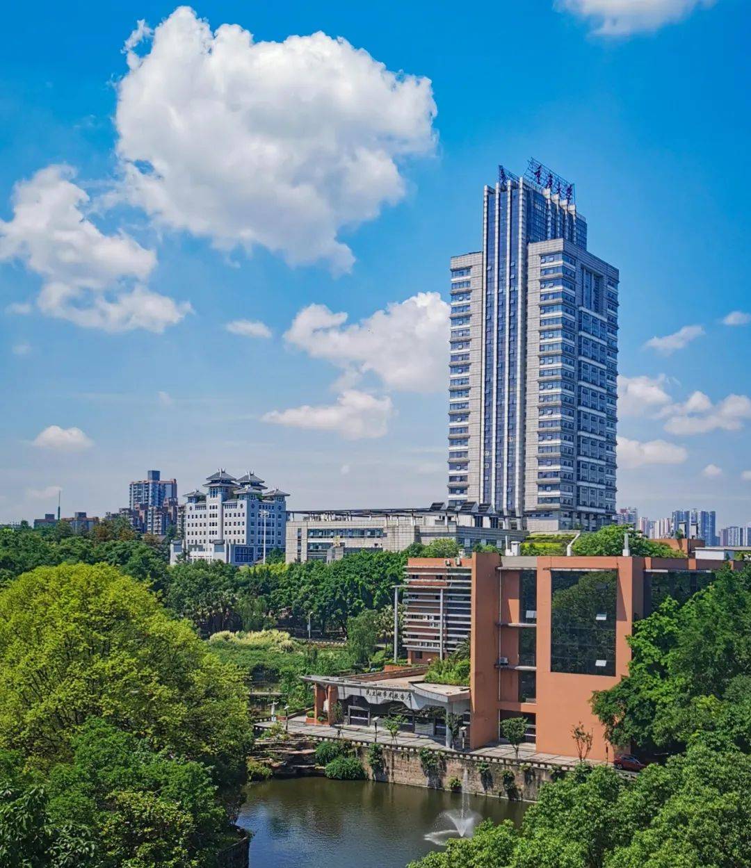 重庆大学毕业后发展前景(重庆大学毕业的学生好找工作吗)