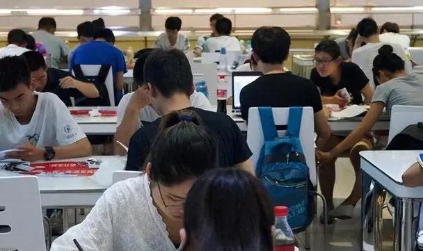 大学毕业后回家工作(毕业后回家工作还是在外工作)