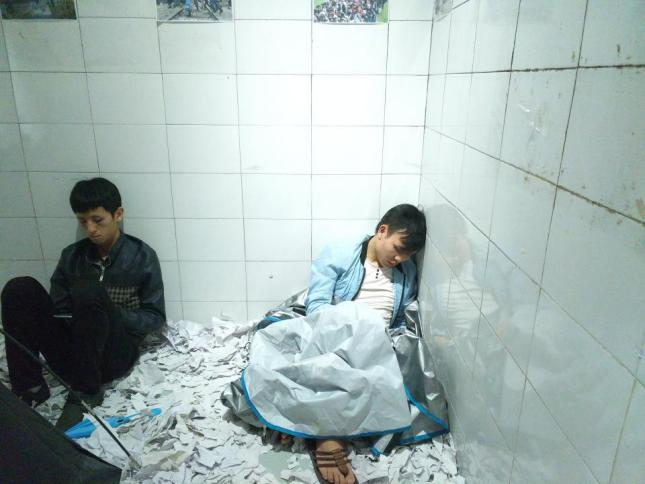 男子大学毕业后住进网吧(大学生住网吧)