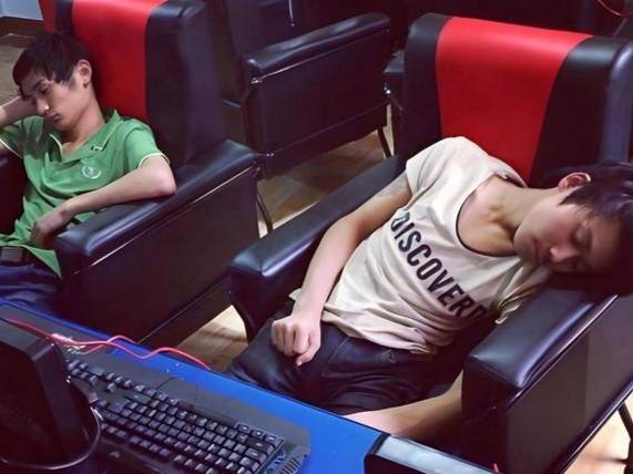 男子大学毕业后住进网吧(大学生住网吧)