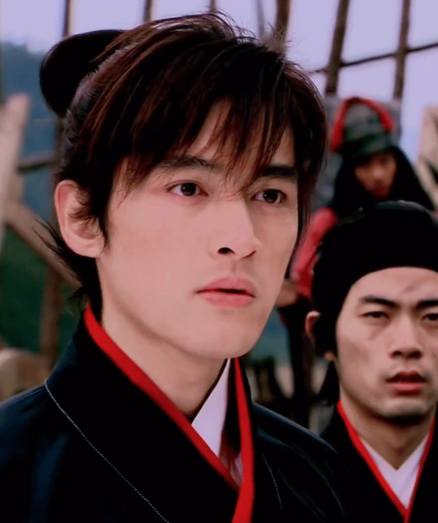 胡歌大学毕业后照片(胡歌是哪所大学毕业的)