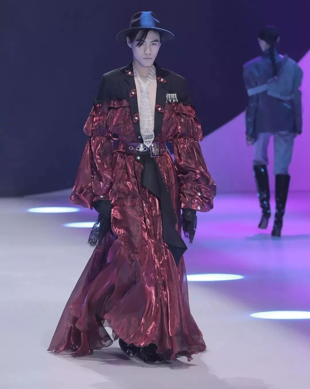 服装学院毕业后工资多少(服装学院毕业生都可以找什么工作)