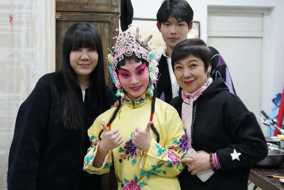 戏剧学院毕业后的照片(读戏剧学院的人毕业之后做什么工作) 戏剧学院毕业后的照片(读戏剧学院的人毕业之后做什么工作)